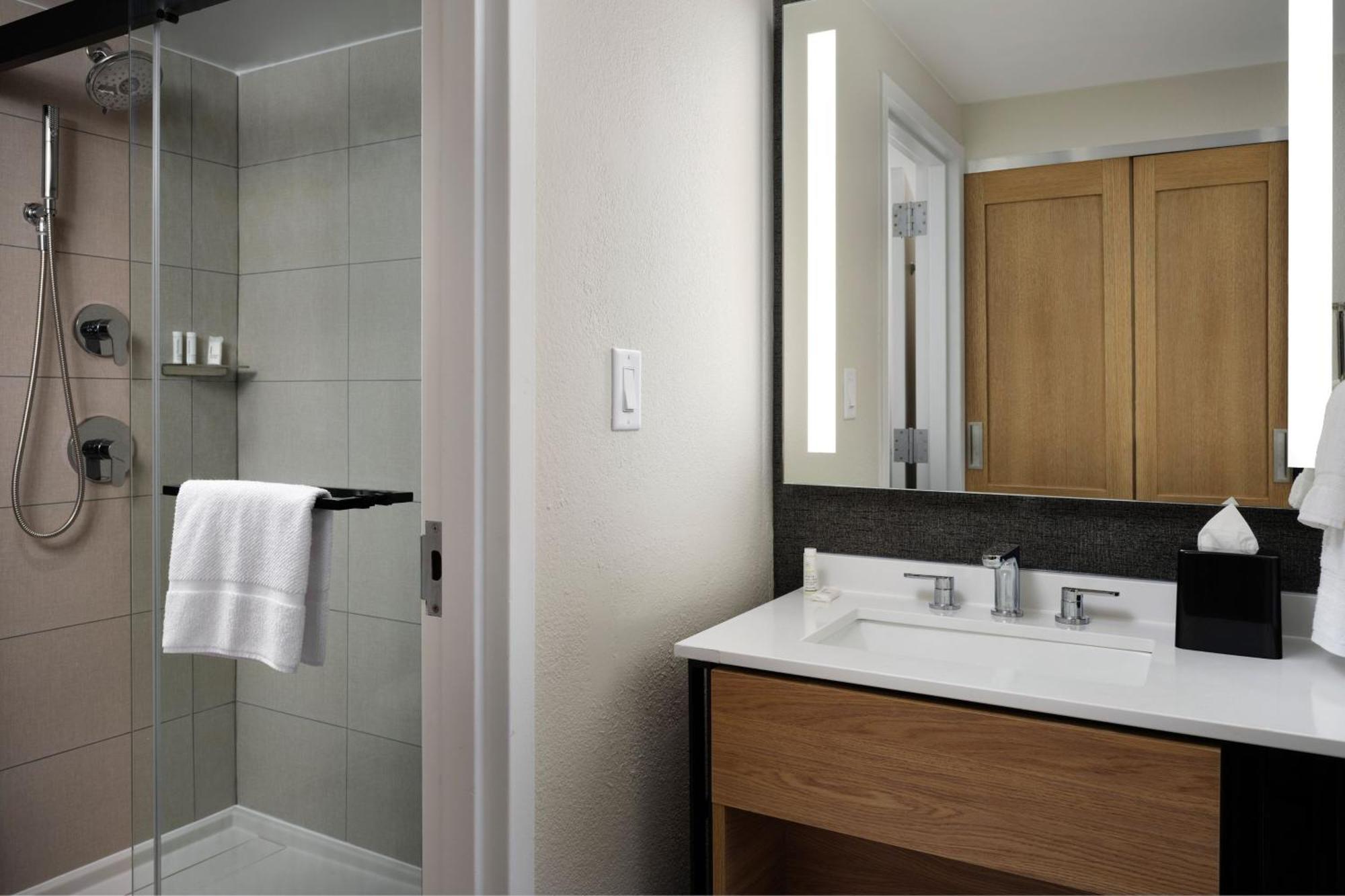 Sheraton Grand Rapids Airport Hotel Cascade Exterior foto